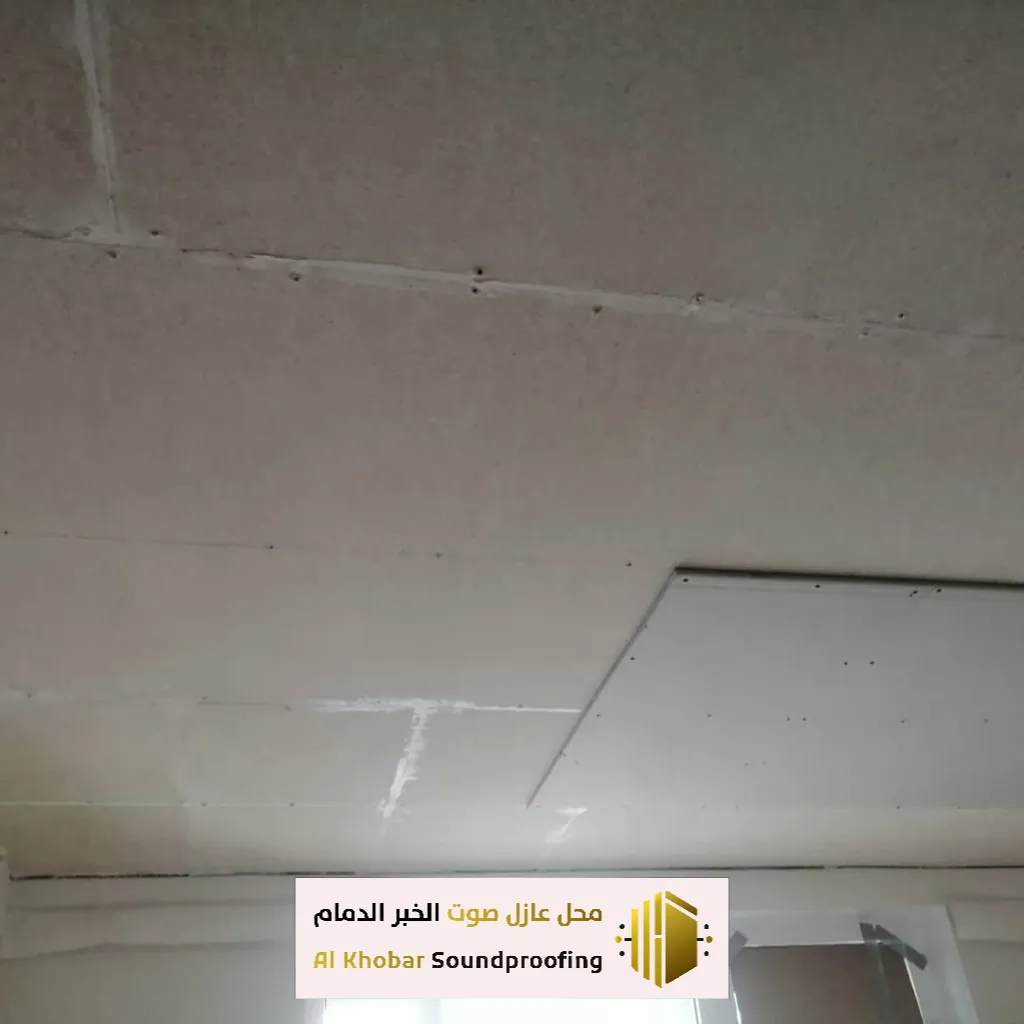 عزل صوت للأسقف في المكاتب بالخبر