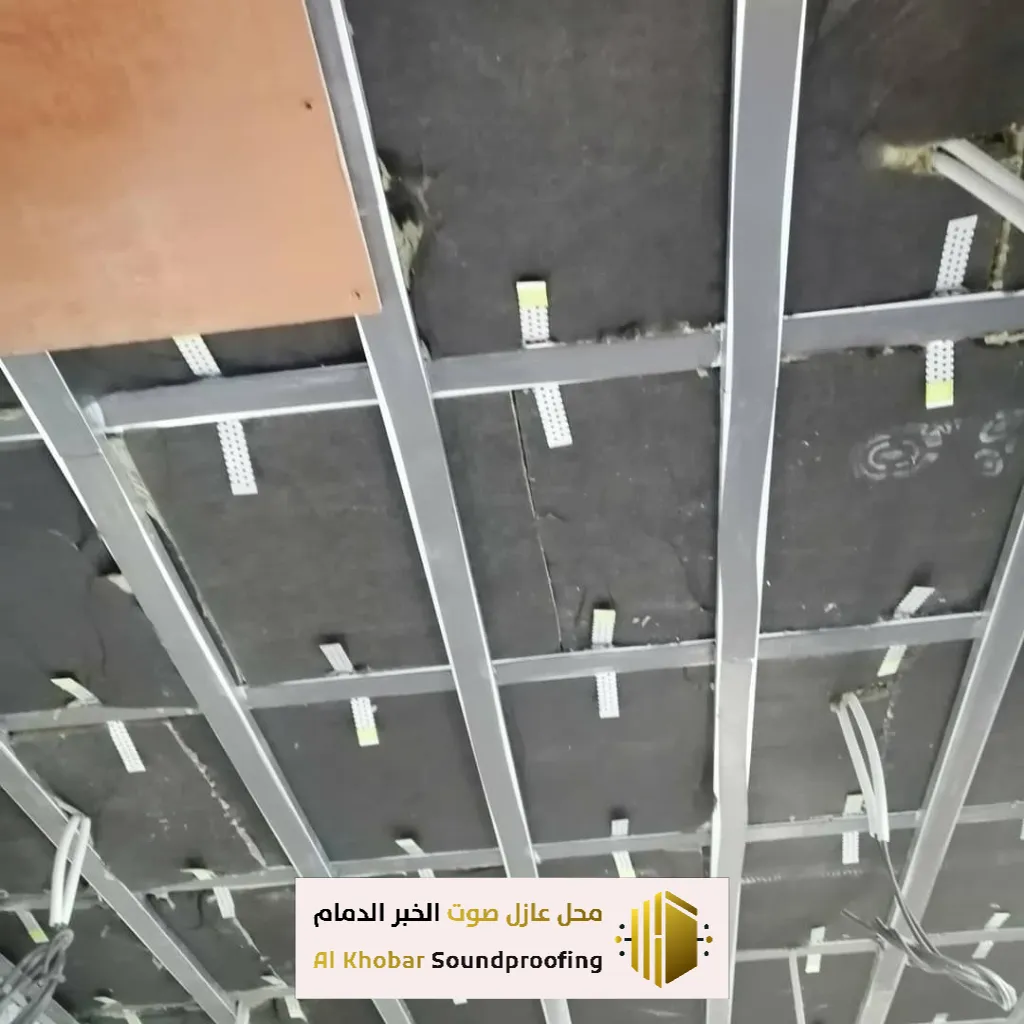 فني عزل صوت للأسقف في العزيزية