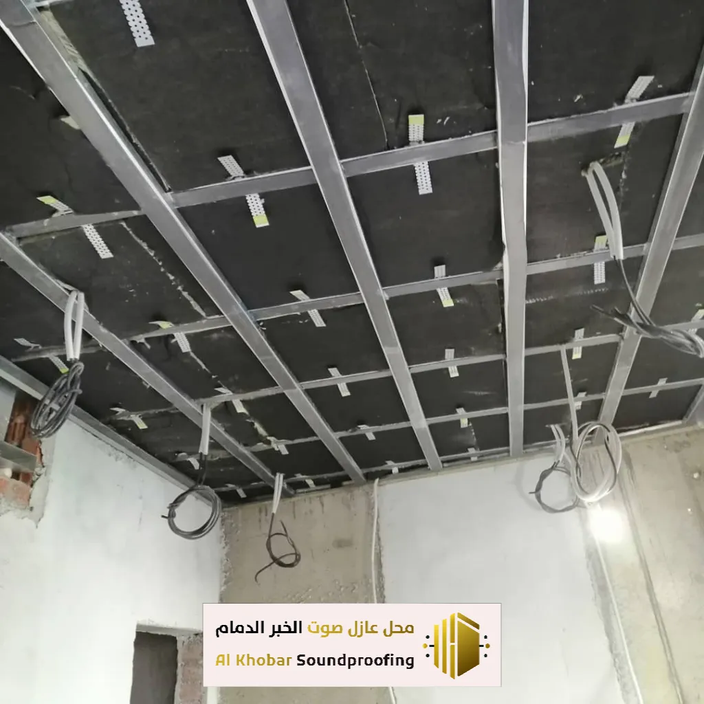 معلم تركيب عازل صوت أسقف في الجبيل
