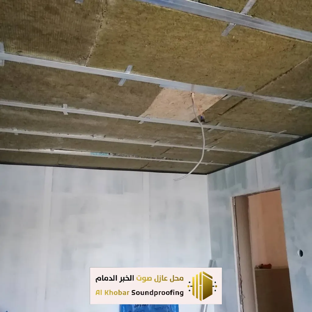 معلم تركيب عازل صوت أسقف في بقيق
